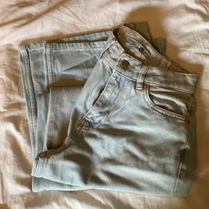Wide leg Junkyard jeans i storlek 25. Använt fåtals gånger men är fullt hela. Ordinarie pris 400kr men väljer att sälja för 200 plus frakt.