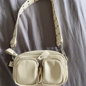 Väska - Säljer min mini connie bag. Köpte den ny för 350kr och har inte använt den så jätte mycket. Den är i en fin beige färg och i bra skick. Väskan har silver detaljer. Köparen betalar även för frakten 💓