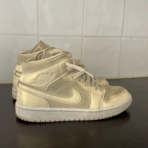 Jordan 1 mid - Beige/guldiga jordan 1 mid, använda men minimalt slitage strl 39 