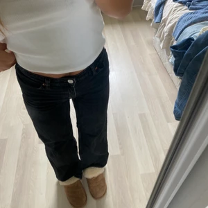 Svarta jeans - Svarta jeans från Monki i Yoko-modellen 🥰