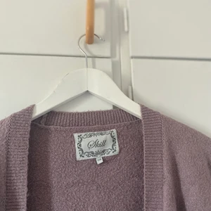 Kofta - Super fin kofta som är köpt på Ullared för längesen, koftan har ett hål (se bild 3) därav priset💕