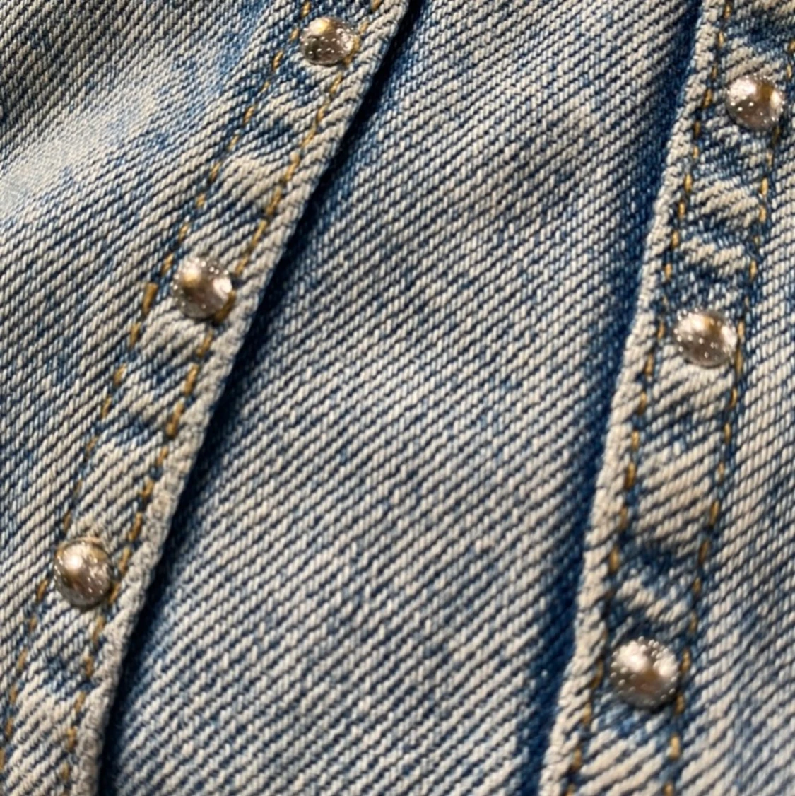 Jeansjacka med pärlnitar - 91