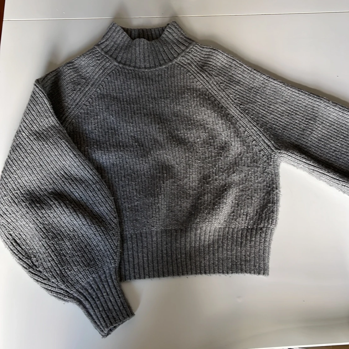 Stickad grå tröja