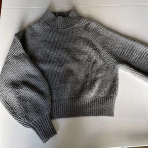 Stickad grå tröja - Jätte fin stickad tröja som är typ helt oanvänd och är i nyskick. Super bra nu när sommaren nästan är slut och det blir kallare. Köpt på hm. Den är i storlek XS men passar även S. 130kr + frakt 59kr