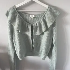 Stickad tröja från HM i storlek M. Använd ett fåtal gånger!💕🤍