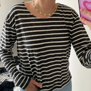 Randig tröja  - Långärmad randig tröja från monki tror jag! Lappen är tyvärr bortklippt 