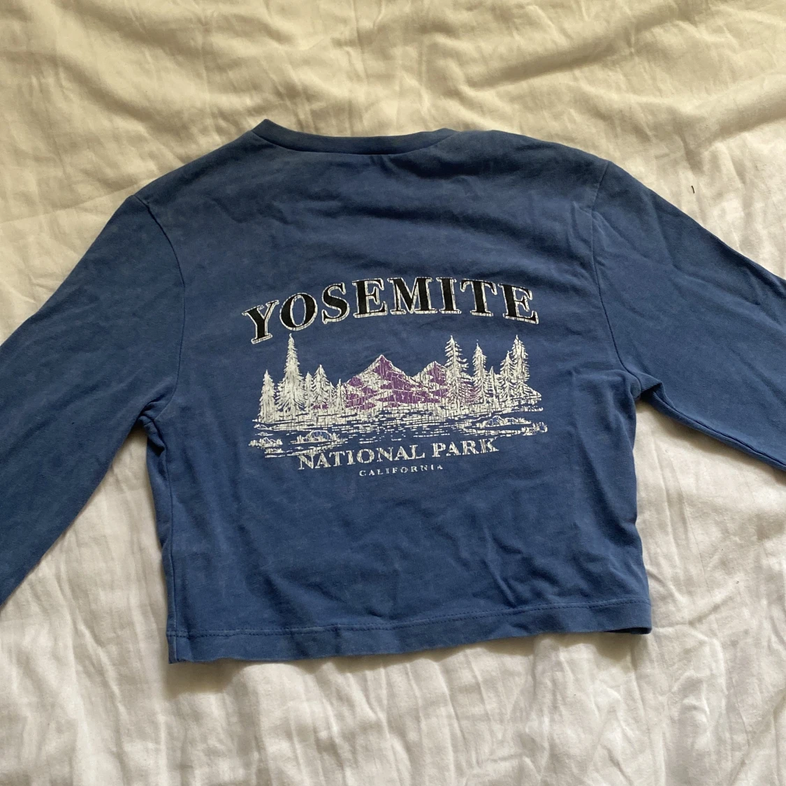 Blå långärmad crop top