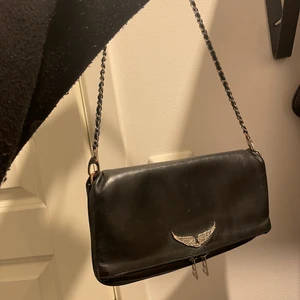 Zadig Voltaire väska - Säljer min zadig väska då den inte används längre, saknar det långa bandet så det är endast det korta som tillkommer. Fint skick lite rostig vid bandet bara (se bild) frakt tillkommer