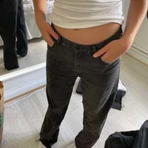 Low waist jeans - Dessa jeans är tyvärr förstora för mig. jeansen har lite slitning mellan benen men det är inget som syns när man andvänder dem.(köparen står för frakt)