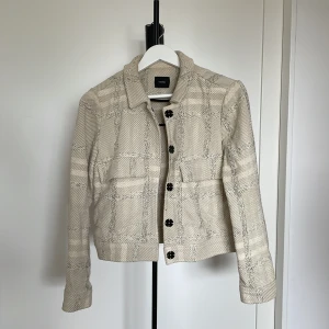 Fin jacka - Fina detaljer -  fickor fram och svarta knappar. 