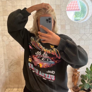 Sweatshirt  - Sweatshirt från H&M. Sparsamt använd! Strl XS men ganska oversized till S/M beroende på hur man vill att den ska sitta.