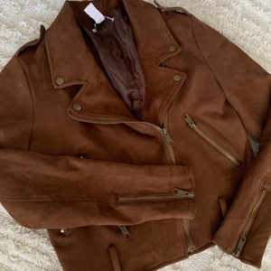 Tunn jacka i mockaimitation storlek 36 - Från Nelly. Skärp fattas. I övrigt fint skick 