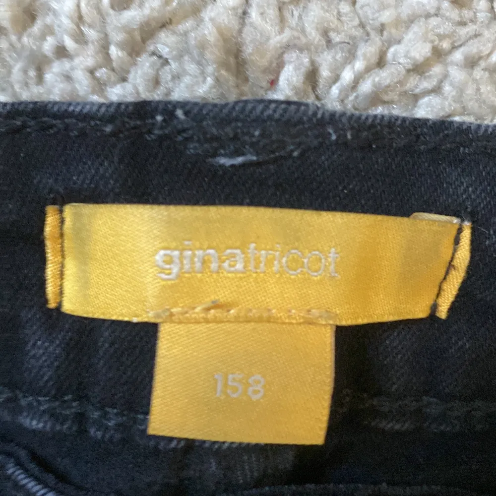 Säljer mina fina svarta jeans ifrån Young Gina, säljer då dem är för korta, fint skick. Original pris 399kr, tvättas såklart innan dem skickas! <3. Jeans & Byxor.