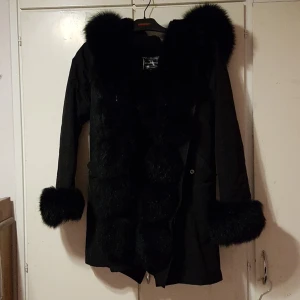 Pälsjacka  - Hej säljer nu min pälsjacka för den aldrig använts mer och vill köpa en annan jacka kan tänka mig och byta mot en parajumper eller canada goose i storlek M