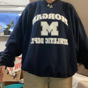 Champion tröja - Champion sweatshirt i okej skick! Jätte mysig men inte min stil längre. Storlek L/XL. Frakt tillkommer 