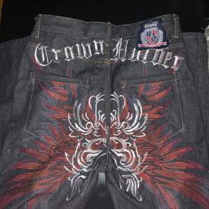 De coolaste baggy jeansen ifrån märket crownholder i storlek w32, l34 (passar på mig som oftast bär 38/m i jeans o då är de lite baggy + de är lite korta på mig som är 172). om man drar ner de lite så de blir mer lowwaist o då även längre i benen. Beros på hur man vill de ska sitta o hur baggy man vill att de ska vara men skulle säga de passar de flesta storlekar! tycker verkligen de är supercoola grafiska jeans, men de behöver en ny lycklig ägare. Passar alla kön. <333