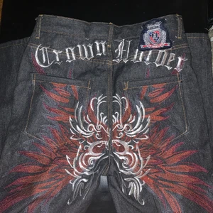Crown holder jeans - De coolaste baggy jeansen ifrån märket crownholder i storlek w32, l34 (passar på mig som oftast bär 38/m i jeans o då är de lite baggy + de är lite korta på mig som är 172). om man drar ner de lite så de blir mer lowwaist o då även längre i benen. Beros på hur man vill de ska sitta o hur baggy man vill att de ska vara men skulle säga de passar de flesta storlekar! tycker verkligen de är supercoola grafiska jeans, men de behöver en ny lycklig ägare. Passar alla kön. <333