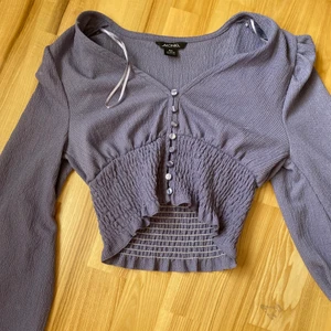 Lila blus! - Ett av mina favoritplagg som säljs i behov av pengar. Mycket fint skick utan flaws!