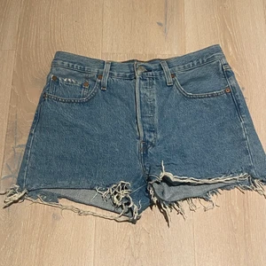 Ett par blåa Levi’s shorts  - Ett par blåa Levi’s shorts i storlek W27. Kommer inte till användning längre satt säljer dom vidare!