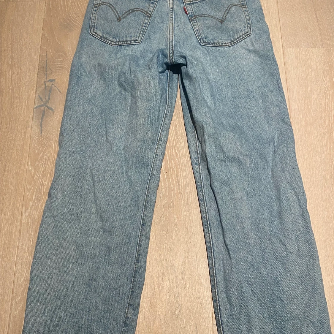 Ett par blåa Levi’s Jeans - 90