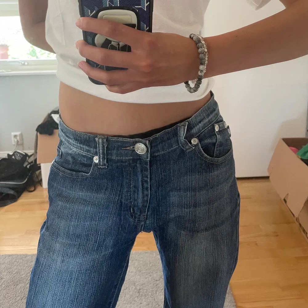 Säljer mina fina Victoria Beckham jeans i storlek 30!💘 de är lågmidjade, straight fit och i fint skick. Kontakta mig om du undrar över något!💗 Budgivning börjar på 300!  Frakt ingår ej i priset! Säljer fler jeans! Kolla min profil😋 Sålda för direktpris!. Jeans & Byxor.