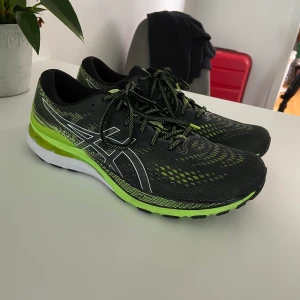 Löparsko - Helt nya Asics M GEL- KAYANO 28   Storlek 47 Löparsko. Använda en gång   Hämtas i sollentuna alternativt skickas via post 