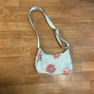 Blommig Weekday - Jättefin väska men använder den så sällan bara! 100kr Inklusive frakt 