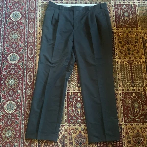 Baggie Kostymbyxor - ⚠️TRYCK INTE PÅ KÖP NU⚠️ Ett par tunna Baggie kostymbyxor. Midjemått 49cm 📏 ytterbenslängd 107cm 📏 Innerbenslängd 85cm 📏. Fråga gärna frågor eller om du vill ha fler bilder på plagget 