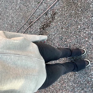 Svarta zara jeans - Svarta jeans från zara storlek 36💕 Lösa nere vid fötterna med en slits. Skriv till mig privat om du vill köpa direkt!💙köpare står för frakten! Innerbenslängd 86 och midjemått 73❤️