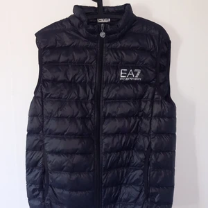 Armani väst (strlk L/M) - Säljer min armani (ea7) väst för den har blivir förstor. Den är storlek L men väldigt liten i storlek. Har en till likadan i en storlek mindre men då höjer jag priset om nån är intresserad ut av den 