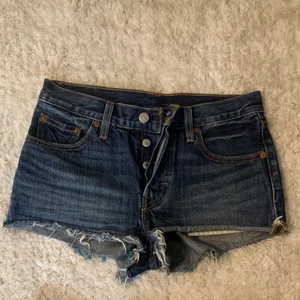 Levis shorts  - Levis shorts i två olika storlekar  Strl 25 & 26 Fint skick knappt använda 