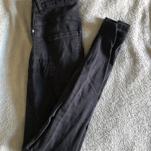 Molly-jeans från Gina Tricot, strl M - Jeans i modellen Molly med hög midja från Gina Tricot, strl M. Ser lite gråa ut på bilden men de är svarta. 