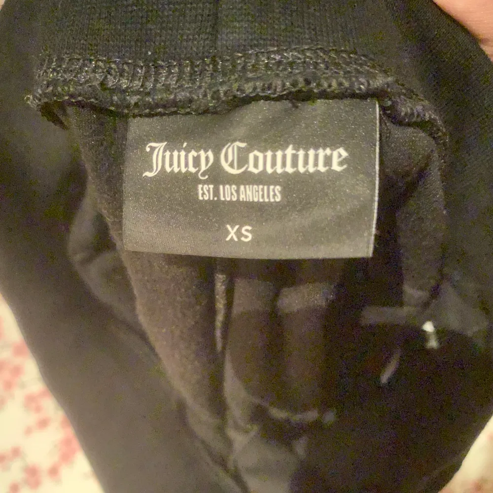 svarta juicy byxor i storlek XS. kan skicka fler bilder privat. köpta från nelly för några månader sen och är i mycket bra skick. kan även tänka mig att byta mot en ljusare färg i storlek XS. Jeans & Byxor.