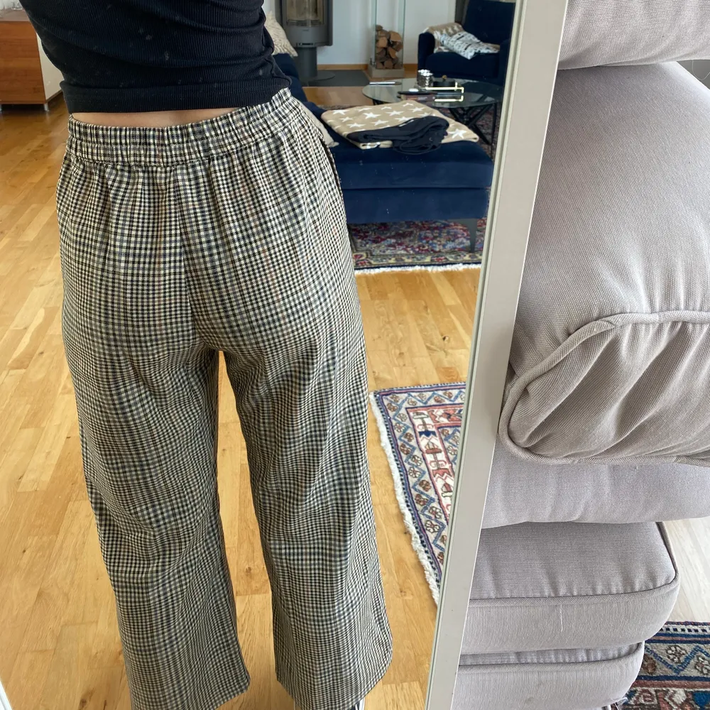 Rutiga kostymbyxor från Lindex i storlek 36.💕. Jeans & Byxor.