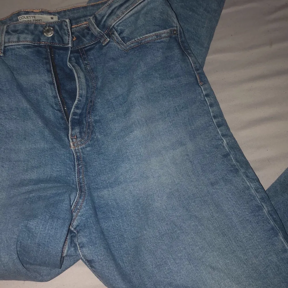 Säljer dessa då jag måste köpa nya för jag har inga jeans som sitter bra å börjat gymnasiet om 1 vecka💕 help a Girl out, dessa tror jag är från Cubus dom har hål på knänen💕. Jeans & Byxor.
