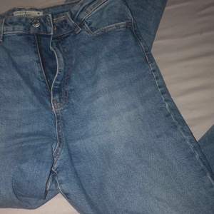 Säljer dessa då jag måste köpa nya för jag har inga jeans som sitter bra å börjat gymnasiet om 1 vecka💕 help a Girl out, dessa tror jag är från Cubus dom har hål på knänen💕