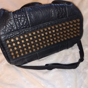 Alexander wang roccco bag  - Jättefin skinn väska, den är använd max en handfull gånger och framstår nästan som ny. Den har senaste åren bara legat i garderoben. Den är inte lätt att göra sig av med, men förtjänar en ägare som använder den. Dustbag följer med. 