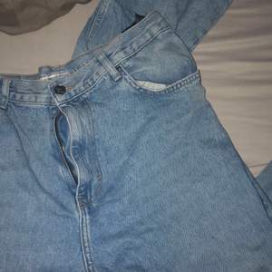 Säljer dessa då jag måste köpa nya för jag har inga jeans som sitter bra å börjat gymnasiet om 1 vecka💕 help a Girl out , ingen aning vart dem kommer ifrån men dem är straight med hål på knänen as snygga💕
