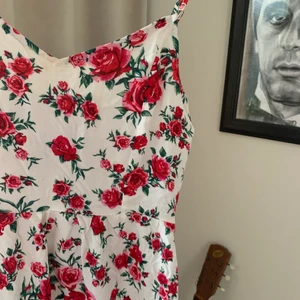 Klänning blommig  - Blommig kort klänning från HM! Jätte söt! Kommer inte till användning tyvärr 