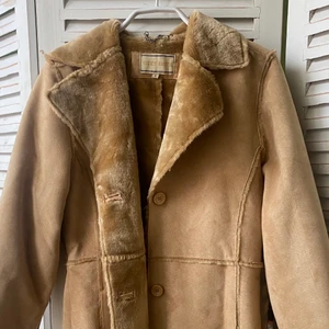 Jacka i faux-mocka - Fantastisk mjuk ljusbrun jacka i faux-mocka. 