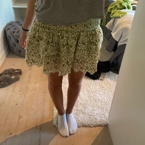 Zara kjol - Säljer denna fina kjol ifrån zara i storlek XS. 