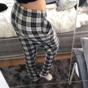 Lågmidjade pyjamasbyxor  - Super snygga rutiga pyjamasbyxor från Kappahl, i storlek XS! Säljer endast då dom är lite för korta! Änvåkd fåtal gånger hemma och aldrig ute. 