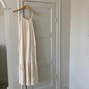 Vit klänning, öppen rygg - Vit, otrolig klänning med öppen rygg likt sista bilden men inte riktigt lika djupt. SÅ FIN! I princip HELT oanvänd och förtjänar verkligen nytt hem:((((. Köpt utomlands förra året för under 1000 lappen. Tidlös modell! 