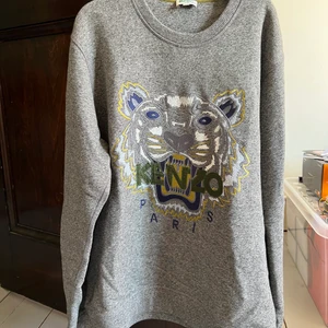 Säljer fin kenzo tröja size M - Säljer en fin kenzo tröja size M men som också passar som S. Den är i bra skickat och är sparsamt använd. 