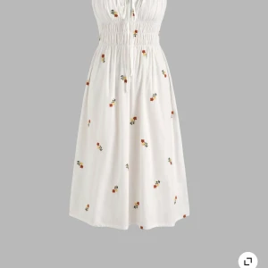 Floral shirred midi dress XL - Fin vitblommig klänning från Cider. Liiite genomskinlig men inte mer än vita klänningar brukar och kan fixas med ljusa underkläder. Oanvänt skick pga fel storlek 