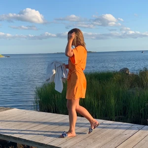 Klänning Other Stories  - Klänning med knyt från Other Stories. Storlek 38, kort modell. Använd vid enstaka tillfälle! 🥰 