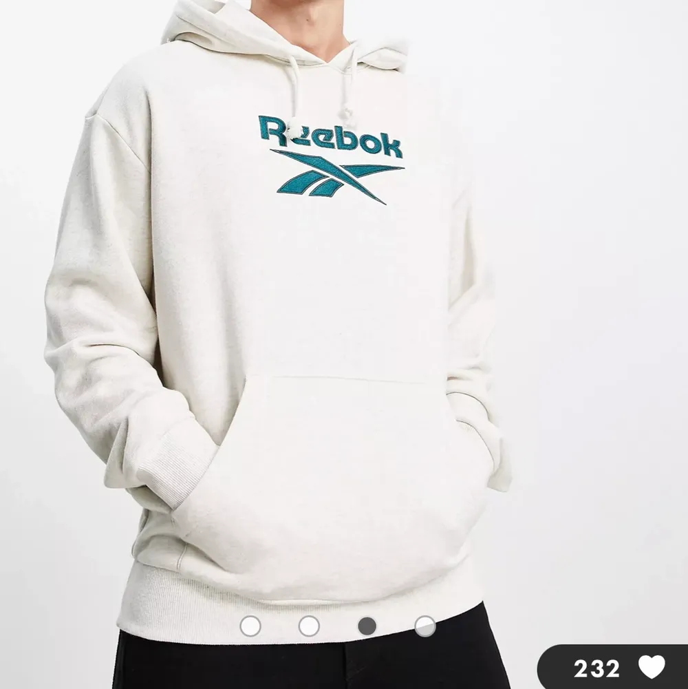 Säljer min jätte snygga Reebok hoodie jag köpt förra året. Säljer i dam modell men hittade ingen bild från internet! Den är rätt så använd men säljer pga tröttnat… köpt för ca 700kr. Det är en xs men sitter som en S. Oversize.. Hoodies.