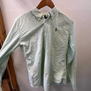Ralph Lauren skjorta  - Jättefin grön Ralph lauren skjorta. Använd 1 gång. Storlek S & slimfit i modellen. 