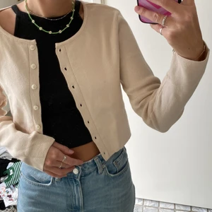 Törja  - Söt kofta/ tröja som man kan ha både uppknäppt och stängd. Från stradivarius och lappen kvar! Creme färgad. M men passar S