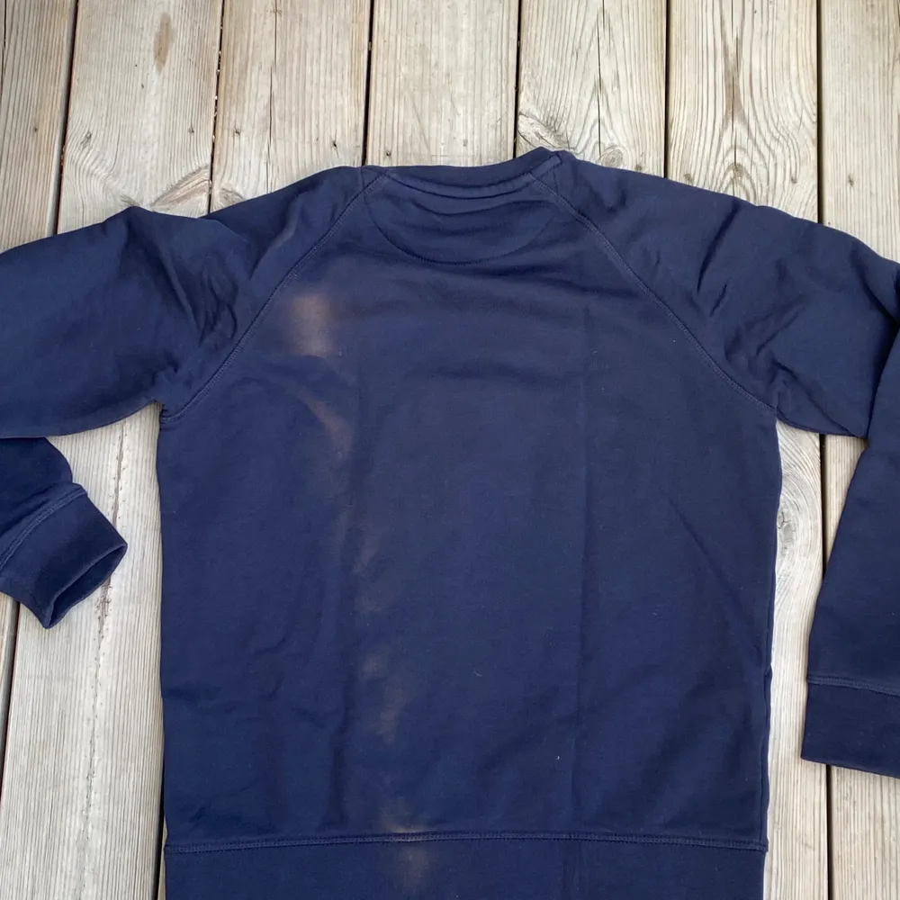 Mörkblå gant tröja i storlek 13-14 år (S) som jag köpt på kidsbrandstore för ett tag sen, den har tyvärr inte kommit till användning så mycket så det är nyskick😍 frakt är 66kr men skriv om ni undrar nåt mer❤️. Tröjor & Koftor.